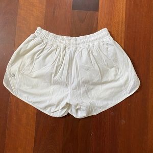 Lululemon White Hotty Hots 4" Shorts Size 4
